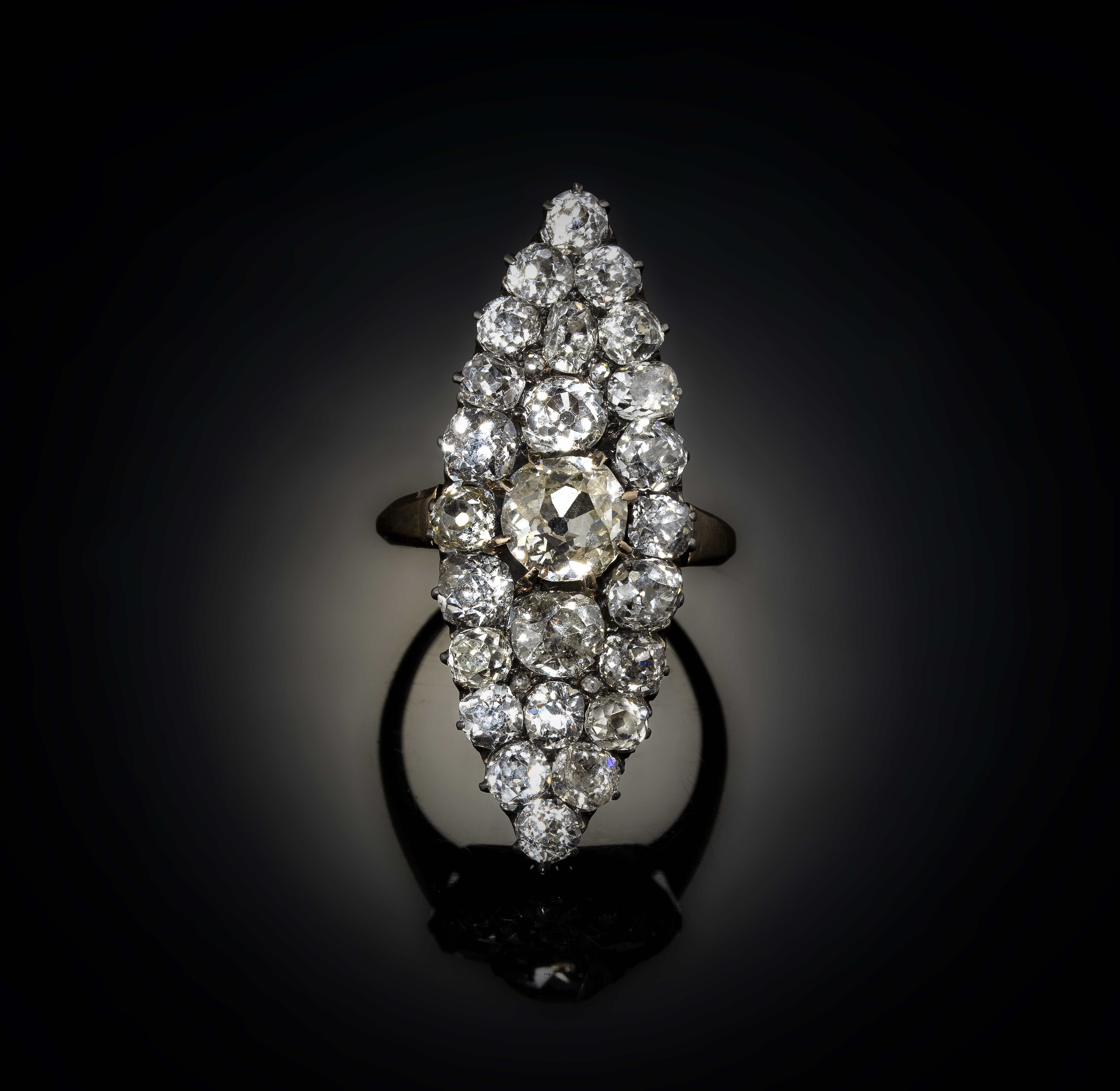 A Late 19th century Navette Cluster gold ring with diamonds.